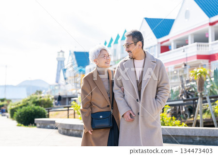 一對老年夫婦旅行。照片由伊藤海洋城路邊站提供。 134473403