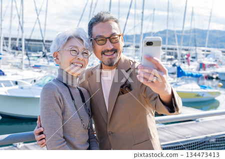 一對老年夫婦在港口自拍。照片由伊藤海上小鎮路邊站提供。 134473413