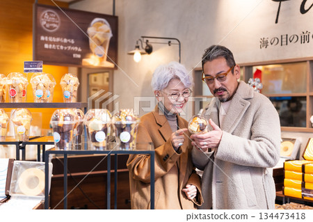 一對老年夫婦正在購物。照片由伊藤海洋城路邊站提供。 一對老年夫婦正在購物。照片由伊藤海洋城路邊站提供。 134473418