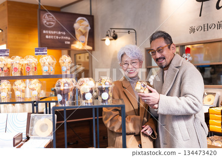 一對老年夫婦正在購物。照片由伊藤海洋城路邊站提供。 134473420