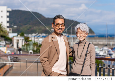 一對老年夫婦旅行。照片由伊藤海洋城路邊站提供。 一對老年夫婦旅行。照片由伊藤海洋城路邊站提供。 134473421