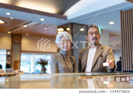 老年夫婦旅行。照片由伊藤綠葉提供。 134473663