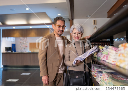 老年夫婦旅行。照片由伊藤綠葉提供。 134473665