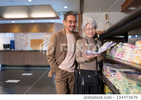 老年夫婦旅行。照片由伊藤綠葉提供。 134473670