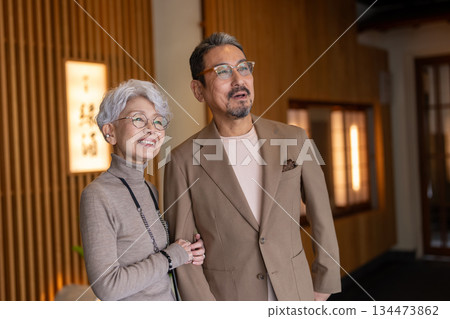 老年夫婦旅行。照片由伊藤綠葉提供。 134473862