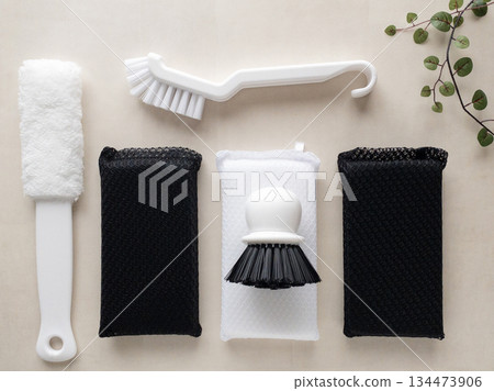 白色木質背景上的清潔工具 134473906