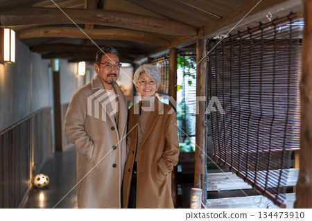一對老年夫婦正在享受旅行。照片由伊藤綠葉提供。 134473910