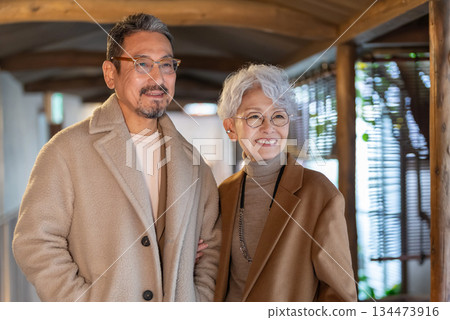 一對老年夫婦正在享受旅行。照片由伊藤綠葉提供。 134473916