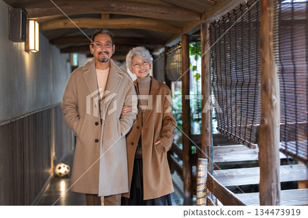 一對老年夫婦正在享受旅行。照片由伊藤綠葉提供。 134473919