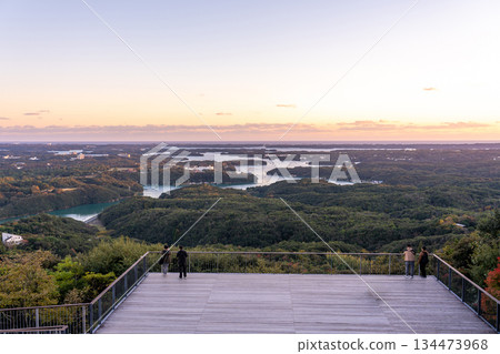 三重縣志摩市:從橫山展望台眺望阿厝灣的傍晚景色,可以欣賞到美麗的峽灣海岸線。 三重縣志摩市:從橫山展望台眺望阿厝灣的傍晚景色,可以欣賞到美麗的峽灣海岸線。 134473968