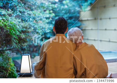 一對身著和服的老夫婦在日式房間休息。照片由伊藤綠葉提供。 134473996