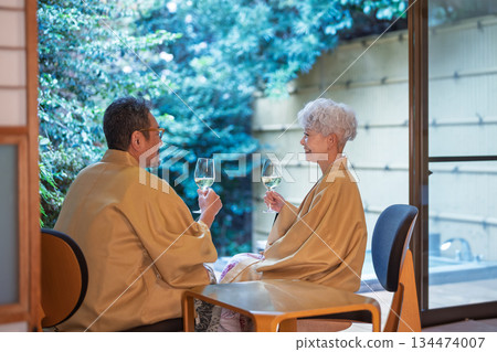 一對老年夫婦在陽台上品酒。照片由伊藤綠葉提供。 134474007