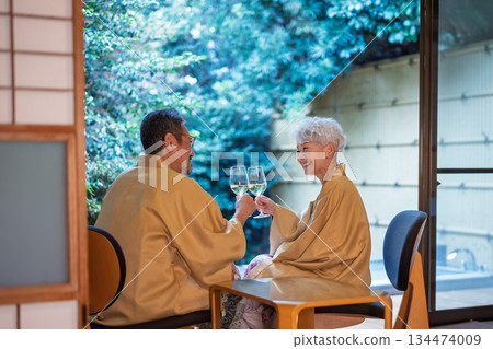 一對老年夫婦在陽台上品酒。照片由伊藤綠葉提供。 一對老年夫婦在陽台上品酒。照片由伊藤綠葉提供。 134474009