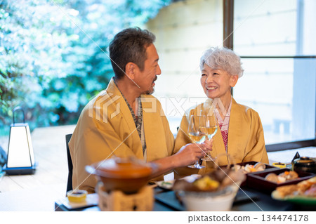 一對老年夫婦在溫泉旅館用餐 一對老年夫婦在溫泉旅館用餐 134474178