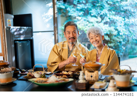 一對老年夫婦在溫泉旅館用餐 134474181
