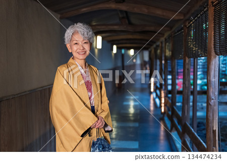 老年婦女們正在享受溫泉之旅。照片由伊藤綠陽提供。 老年婦女們正在享受溫泉之旅。照片由伊藤綠陽提供。 134474234