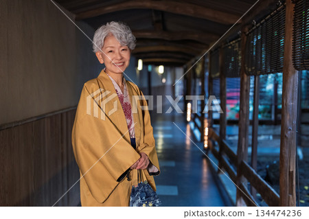 老年婦女們正在享受溫泉之旅。照片由伊藤綠陽提供。 134474236