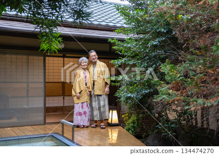 一對老年夫婦正在享受溫泉之旅。照片由伊藤綠葉提供。 一對老年夫婦正在享受溫泉之旅。照片由伊藤綠葉提供。 134474270