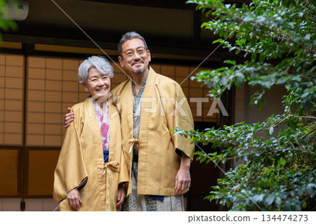 一對老年夫婦正在享受溫泉之旅。照片由伊藤綠葉提供。 一對老年夫婦正在享受溫泉之旅。照片由伊藤綠葉提供。 134474273