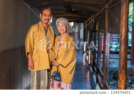 一對老年夫婦正在享受溫泉之旅。照片由伊藤綠葉提供。 134474401