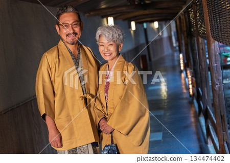 一對老年夫婦正在享受溫泉之旅。照片由伊藤綠葉提供。 134474402