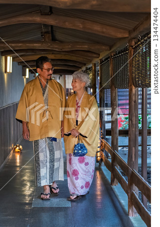 一對老年夫婦正在享受溫泉之旅。照片由伊藤綠葉提供。 134474404