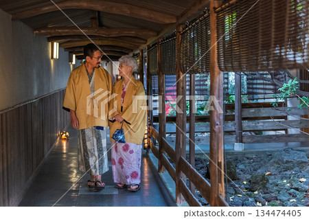 一對老年夫婦正在享受溫泉之旅。照片由伊藤綠葉提供。 134474405