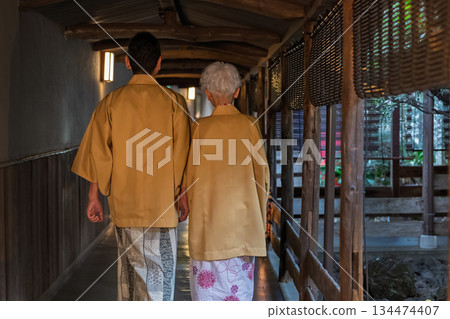 一對老年夫婦正在享受溫泉之旅。照片由伊藤綠葉提供。 一對老年夫婦正在享受溫泉之旅。照片由伊藤綠葉提供。 134474407
