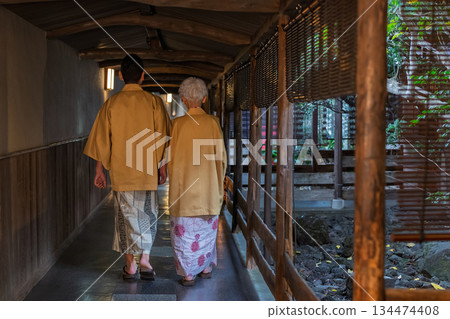一對老年夫婦正在享受溫泉之旅。照片由伊藤綠葉提供。 一對老年夫婦正在享受溫泉之旅。照片由伊藤綠葉提供。 134474408