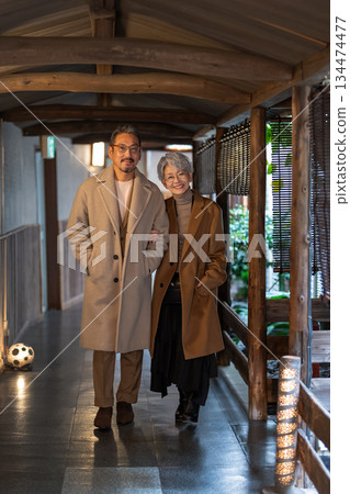 一對老年夫婦正在享受旅行。照片由伊藤綠葉提供。 134474477