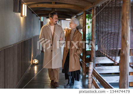 一對老年夫婦正在享受旅行。照片由伊藤綠葉提供。 134474479