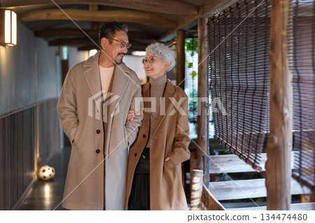 一對老年夫婦正在享受旅行。照片由伊藤綠葉提供。 134474480