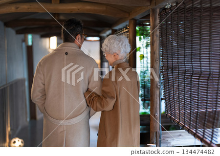 一對老年夫婦正在享受旅行。照片由伊藤綠葉提供。 134474482