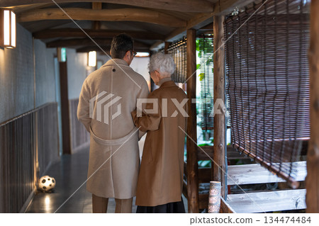 一對老年夫婦正在享受旅行。照片由伊藤綠葉提供。 134474484