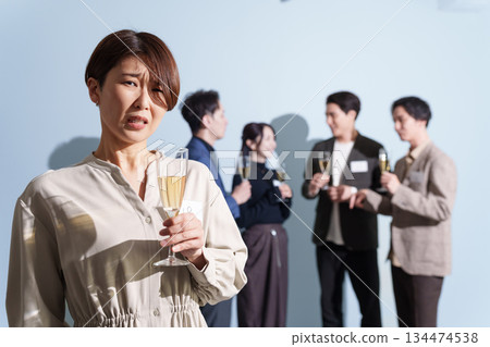 A woman in her 30s who fails at a matchmaking party 134474538