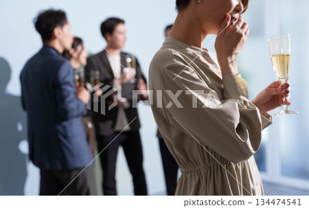 一位三十多歲的女性在相親聚會上遭遇失敗 一位三十多歲的女性在相親聚會上遭遇失敗 134474541