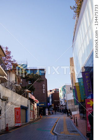 A view of the backstreets of Myeongdong, Korea, where there are many steep slopes and it is difficult to walk. 134475733