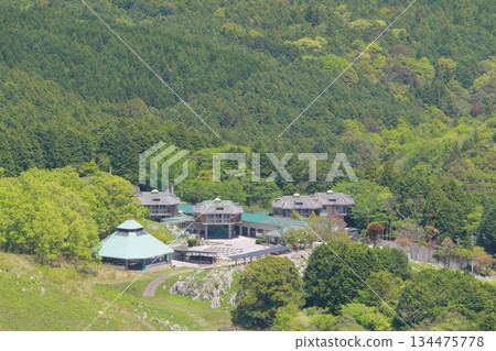 從北山頂眺望秋吉台青年自然之家 134475778