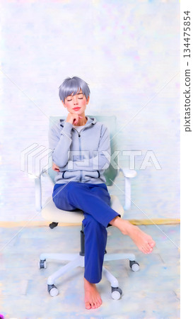 一個人坐在椅子上思考 2ai 一個人坐在椅子上思考 2ai 134475854