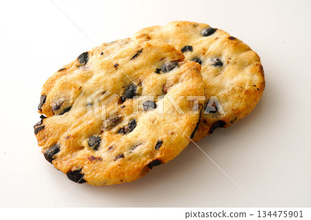 Black bean crackers 134475901