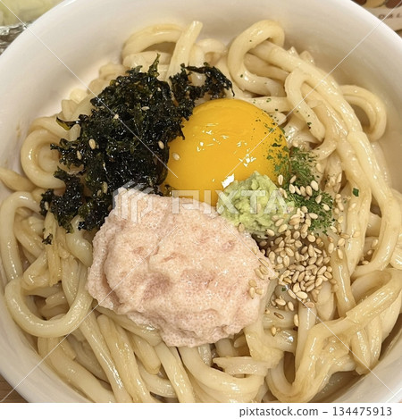 Creamy and rich spaghetti coated in a luscious white sauce, offering a smooth and savory flavor perfect for a comforting and satisfying meal. 134475913