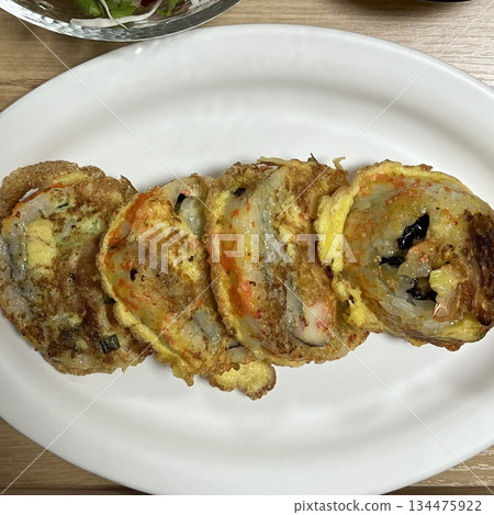 Crispy kimbap jeon made by pan-frying seaweed rice rolls in a savory egg batter. A delightful twist on classic kimbap, combining crunch and flavor in every satisfying bite. 134475922