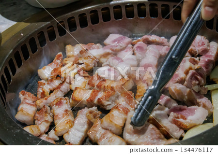 Enjoy delicious authentic Korean samgyeopsal 134476117