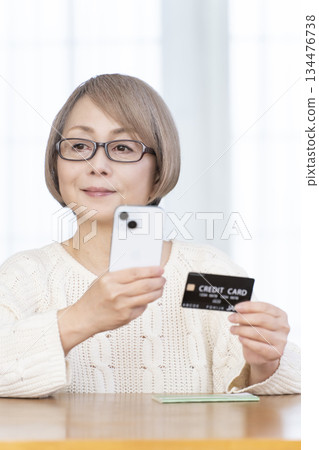 Senior woman making smartphone payment 134476738