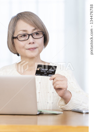 在電腦上享受網上購物的高級女性 134476788