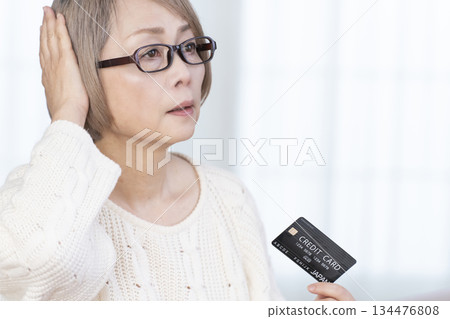 在電腦上享受網上購物的高級女性 在電腦上享受網上購物的高級女性 134476808