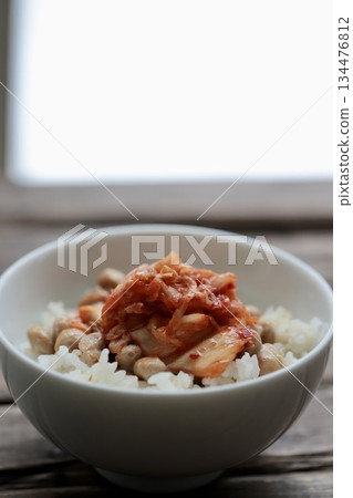 米飯上放著大納豆和泡菜 納豆泡菜飯 134476812