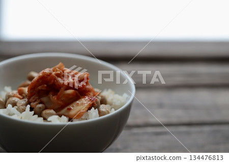 米飯上放著大納豆和泡菜 納豆泡菜飯 134476813