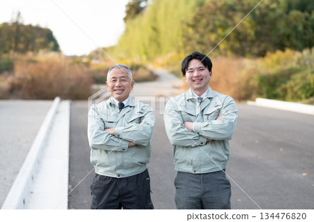 參與道路建設的老年人和年輕人 134476820