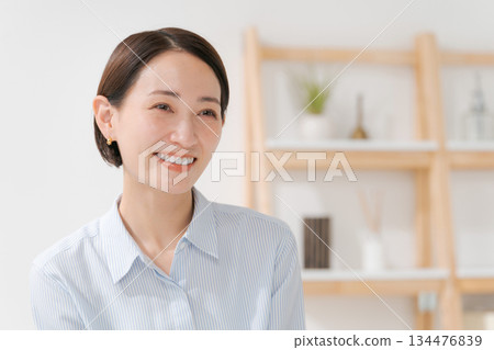 一個女人坐在椅子上放鬆 134476839